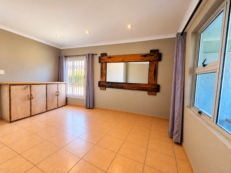To Let 4 Bedroom Property for Rent in Harbour Island Western Cape
